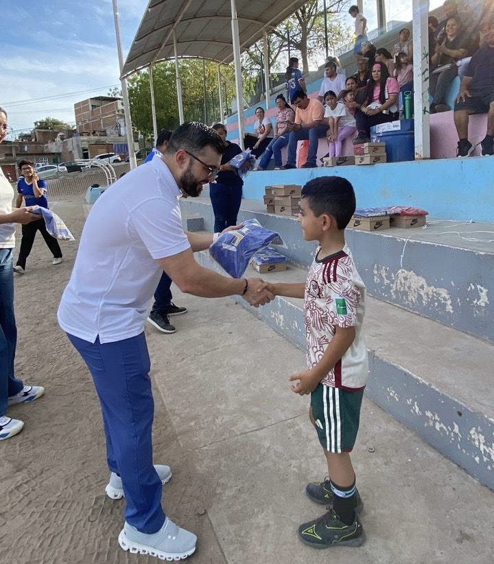 Entrega de uniformes a participante de Proyecto Centinela